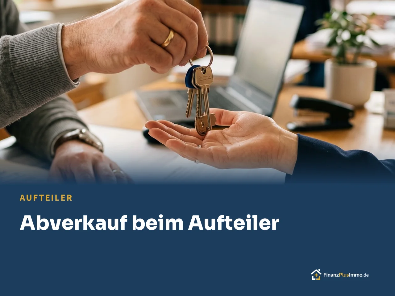 Hände übergeben Hausschlüssel über Vertrag, darunter die Überschrift „Abverkauf beim Aufteiler“