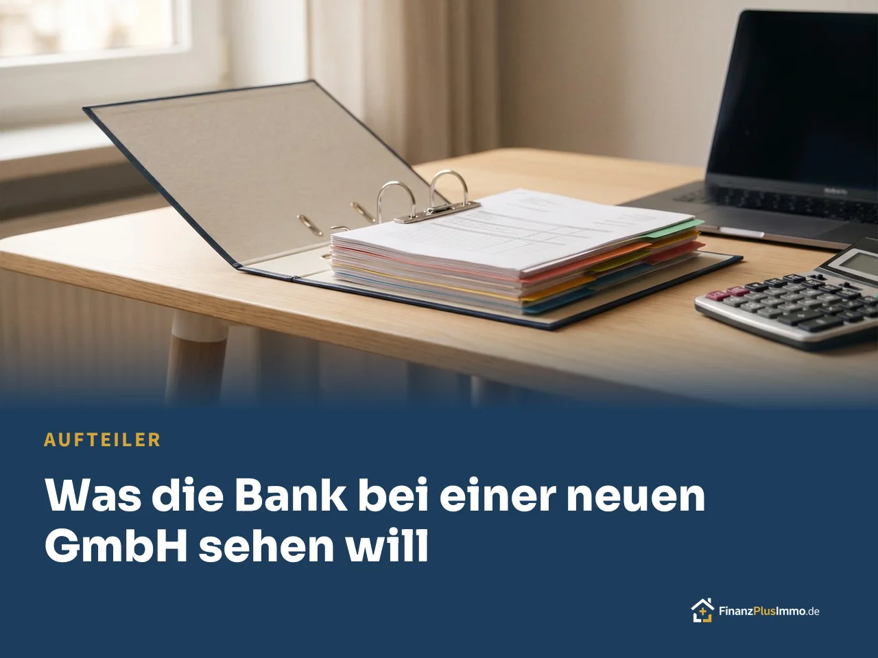 Aufgeschlagener Ordner mit Registern auf einem Schreibtisch, darunter die Überschrift „Was die Bank bei einer neuen GmbH sehen will“