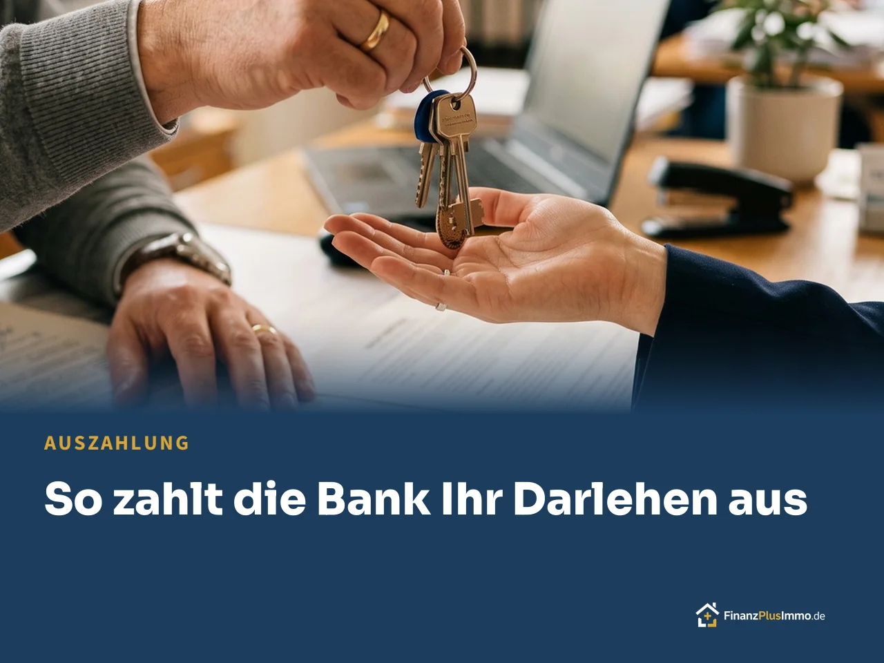 Hände übergeben Hausschlüssel über Vertrag, darunter die Überschrift „So zahlt die Bank Ihr Darlehen aus“