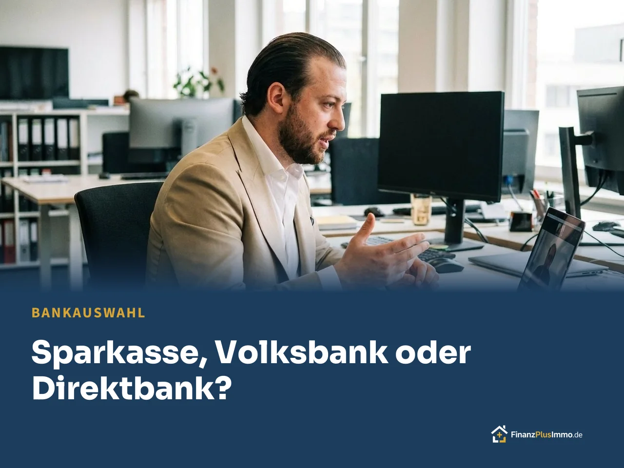 Enis im beigen Anzug im Beratungsbüro, darunter die Überschrift „Sparkasse, Volksbank oder Direktbank?“