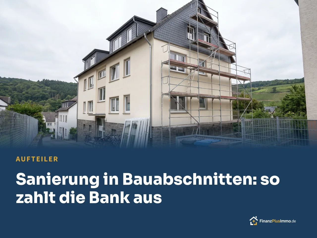 Vermietetes Mehrfamilienhaus mit Gerüst und neuen Fenstern, darunter die Überschrift „Sanierung in Bauabschnitten: so zahlt die Bank aus“