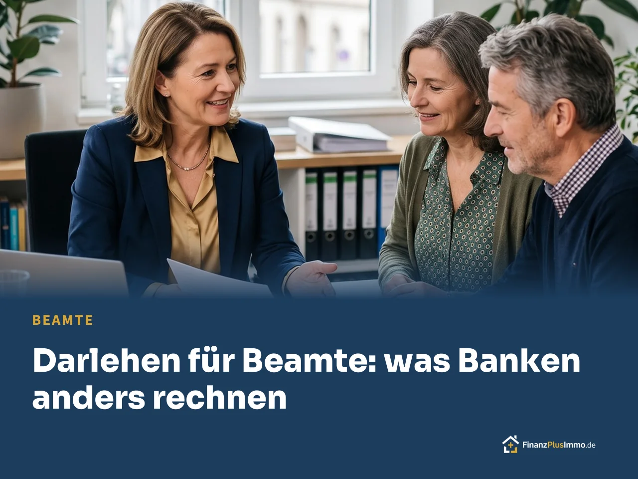 Beraterin mit Paar am Besprechungstisch, darunter die Überschrift „Darlehen für Beamte: was Banken anders rechnen“