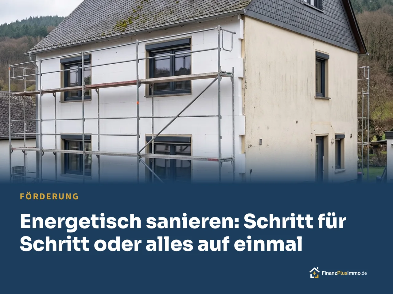 Haus mit Gerüst, halb gedämmte Fassade, Baumaterial, darunter die Überschrift „Energetisch sanieren: Schritt für Schritt oder alles auf einmal“