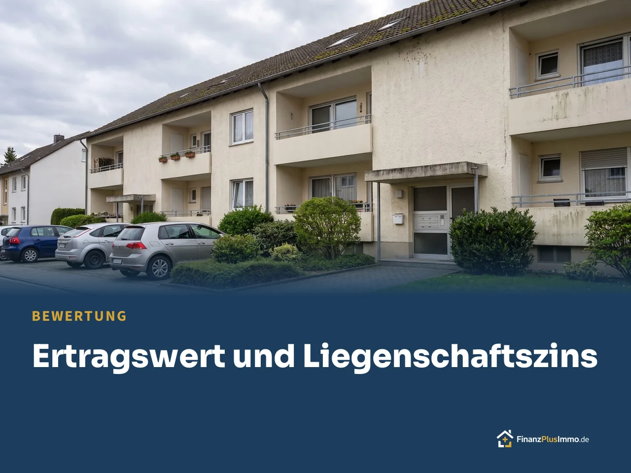 Mehrfamilienhaus frühe 70er, Putzfassade mit Loggien, bewohnt, nicht saniert, darunter die Überschrift „Ertragswert und Liegenschaftszins“