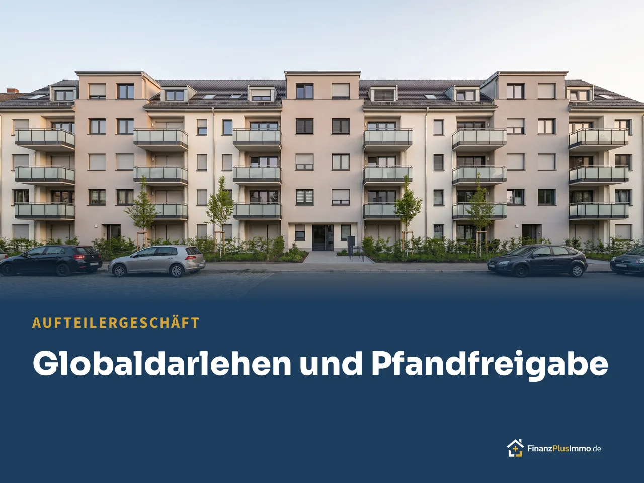 Frisch saniertes Mehrfamilienhaus mit Balkonen, frontal von der Straße, darunter die Überschrift „Globaldarlehen und Pfandfreigabe“