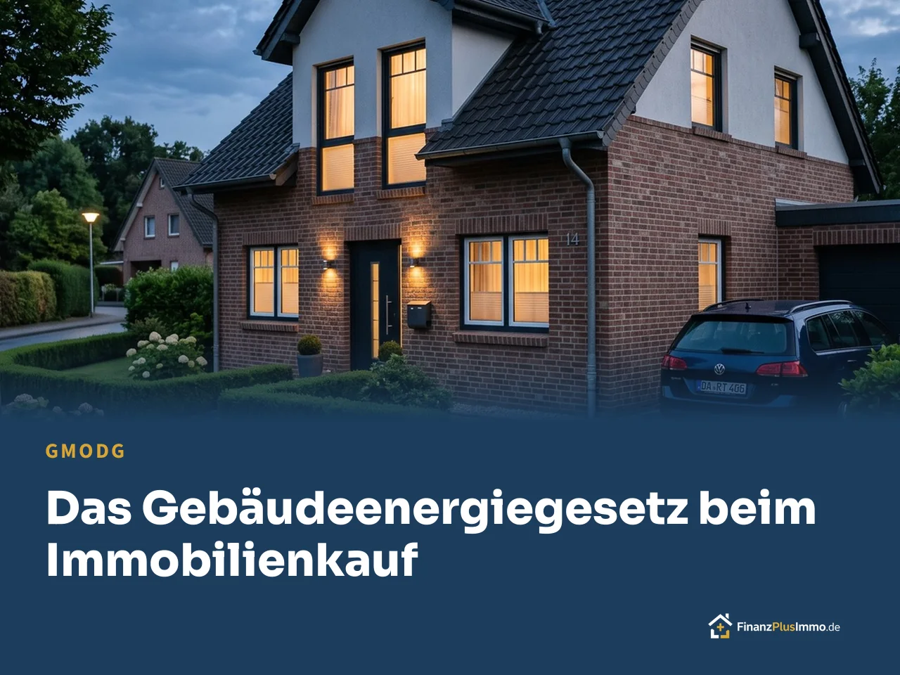 Klinkerhaus am Abend, Licht in den Fenstern, darunter die Überschrift „Das Gebäudeenergiegesetz beim Immobilienkauf“