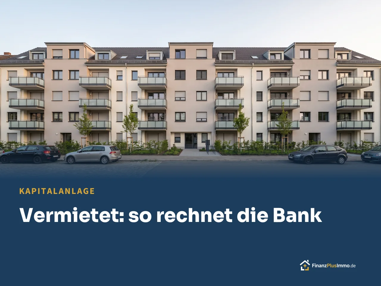 Großes frisch saniertes Mehrfamilienhaus, frontal, Straßenfassade mit Balkonen, darunter die Überschrift „Vermietet: so rechnet die Bank“