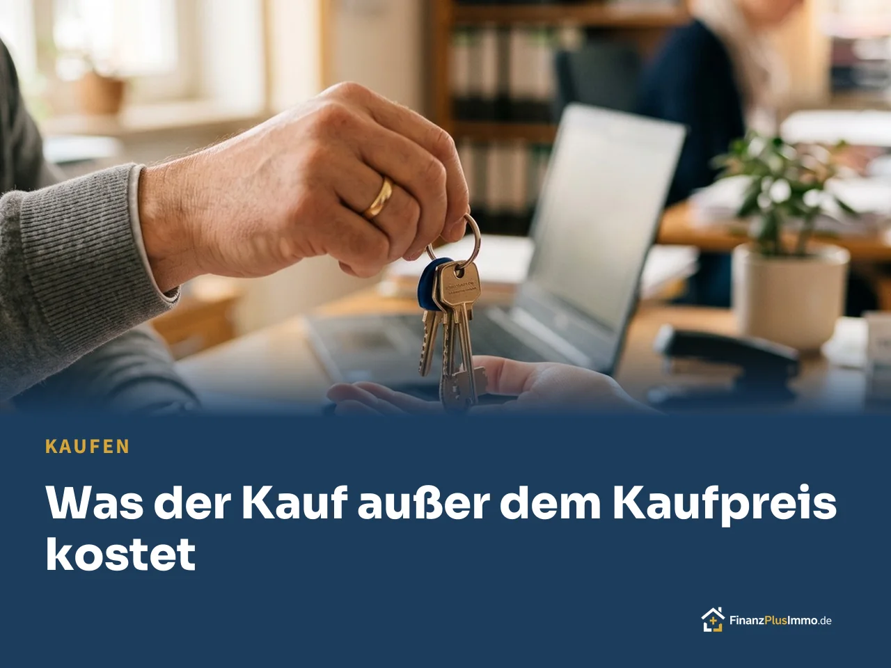 Hände übergeben Hausschlüssel über Vertrag, darunter die Überschrift „Was der Kauf außer dem Kaufpreis kostet“
