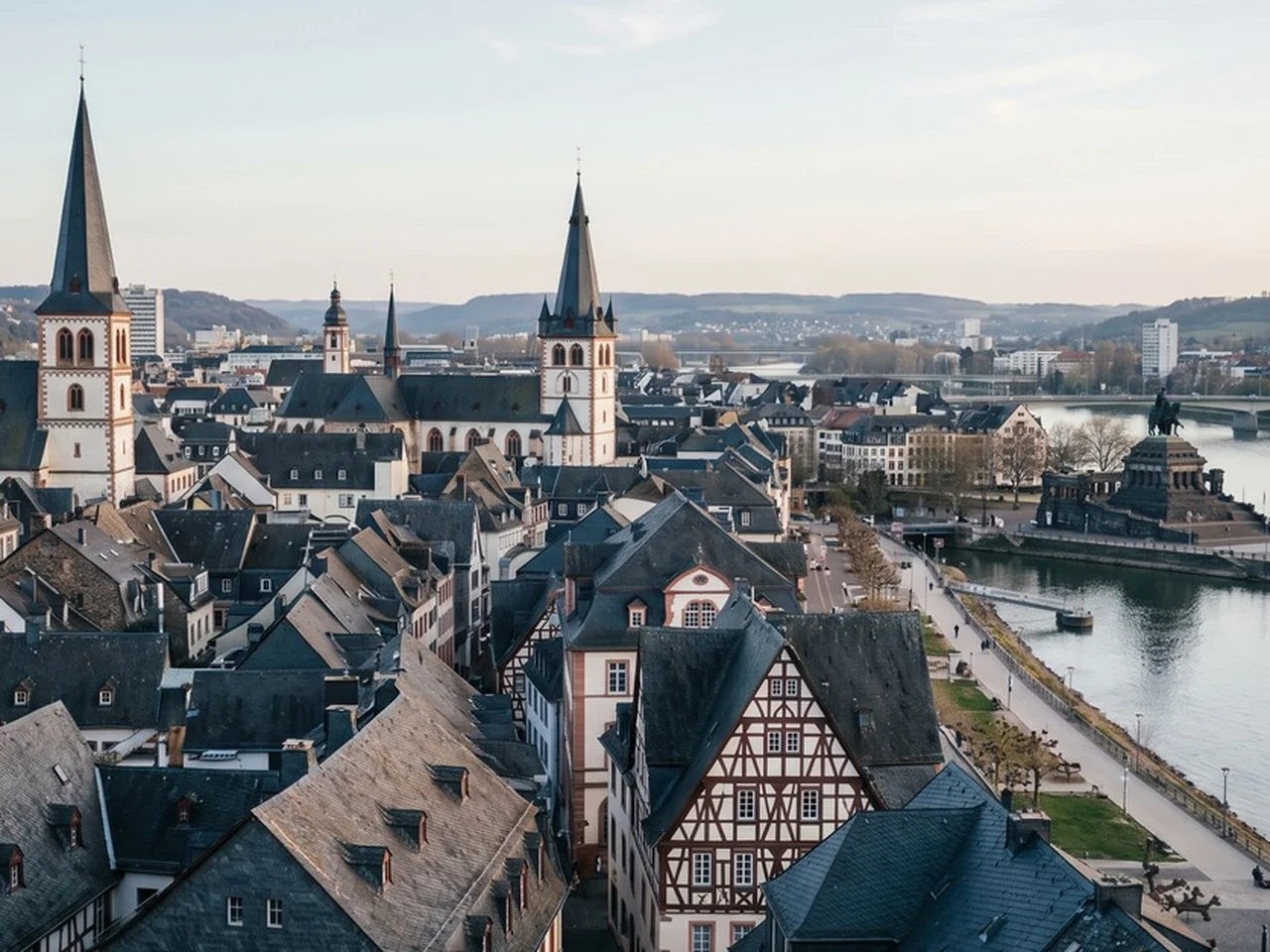 Blick über die Altstadt von Koblenz mit Schieferdächern, Kirchtürmen und dem Zusammenfluss von Mosel und Rhein