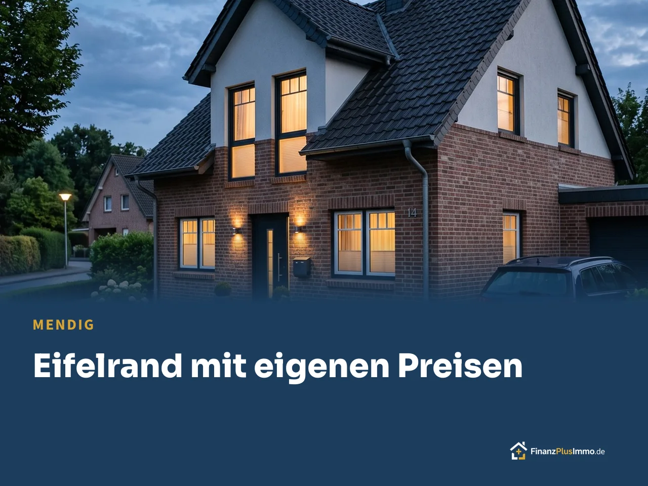 Klinkerhaus am Abend mit Licht in den Fenstern, darunter die Überschrift „Eifelrand mit eigenen Preisen“