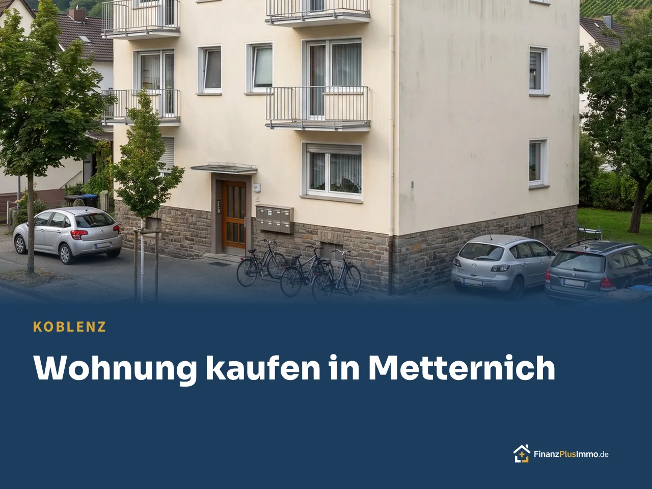 Mehrfamilienhaus mit Balkonen, Klingelanlage, Fahrrädern, darunter die Überschrift „Wohnung kaufen in Metternich“