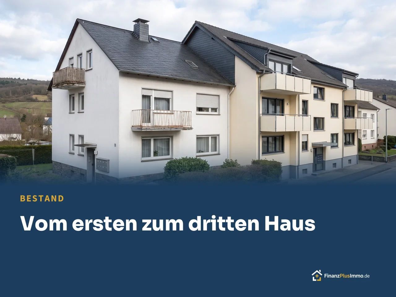 Zwei kleine vermietete Mehrfamilienhäuser nebeneinander, darunter die Überschrift „Vom ersten zum dritten Haus“
