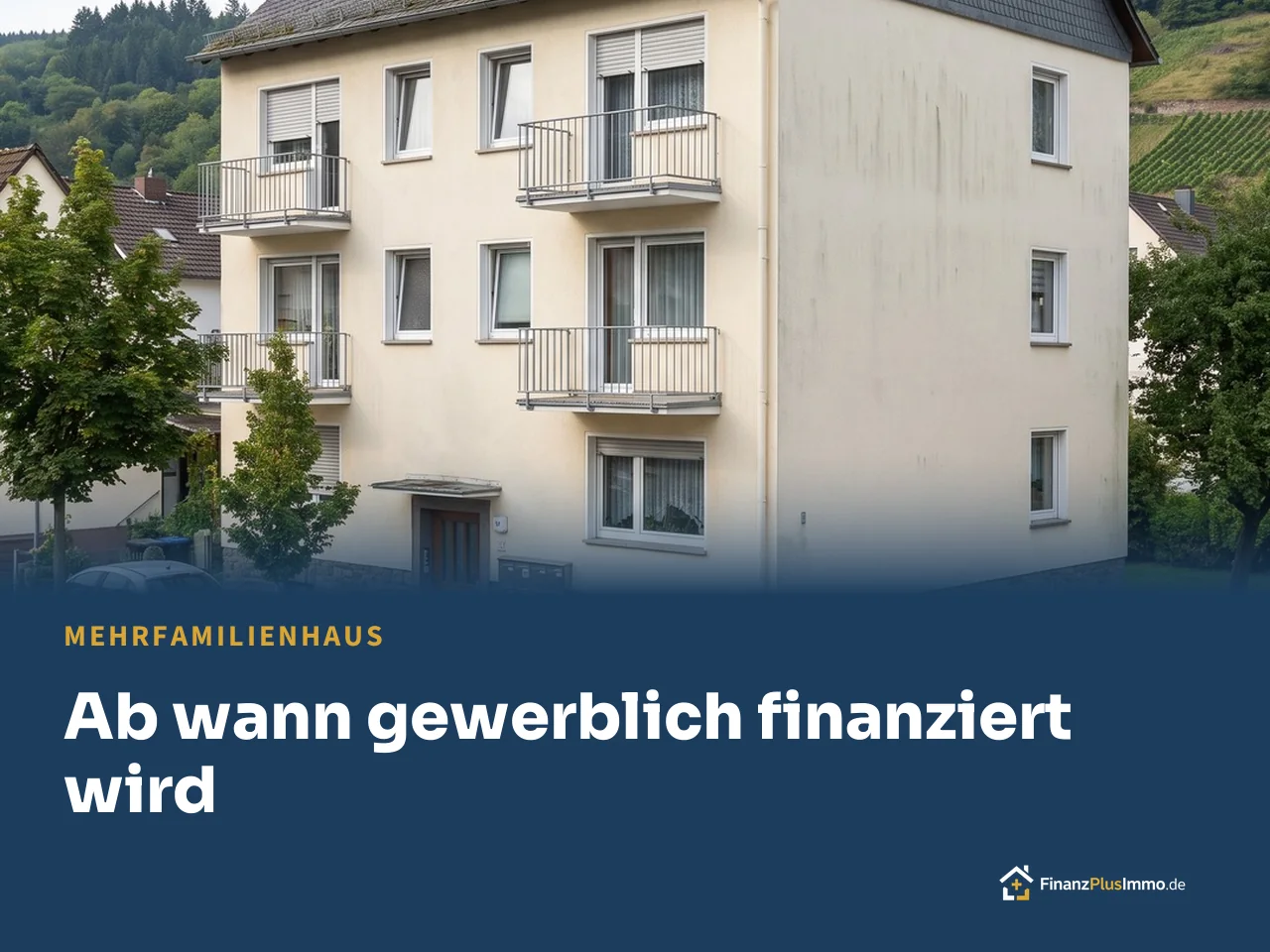 Mehrfamilienhaus mit Balkonen, Klingelanlage und Fahrrädern, darunter die Überschrift „Ab wann gewerblich finanziert wird“