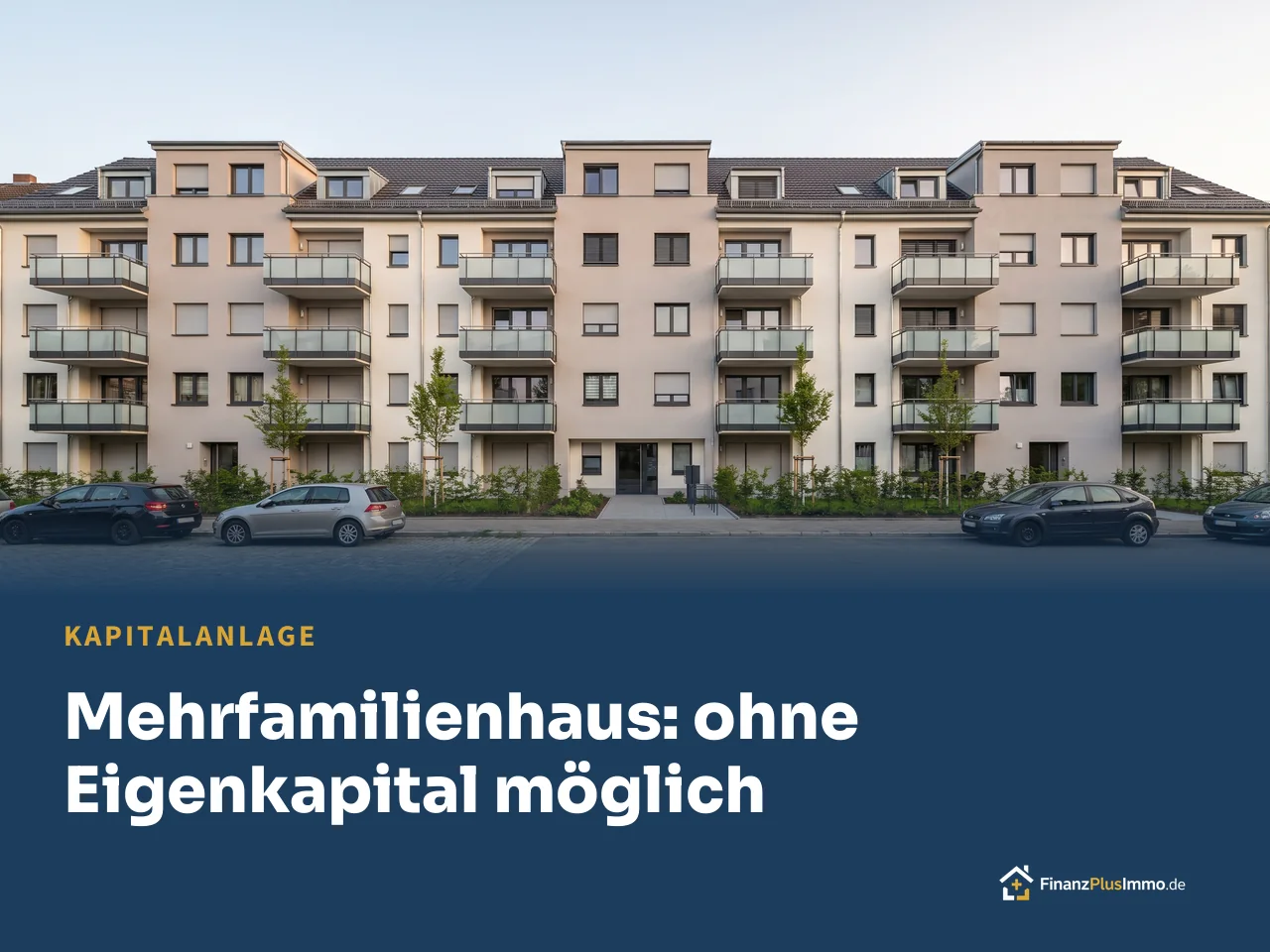 Großes frisch saniertes Mehrfamilienhaus, frontal, Straßenfassade mit Balkonen, darunter die Überschrift „Mehrfamilienhaus: ohne Eigenkapital möglich“