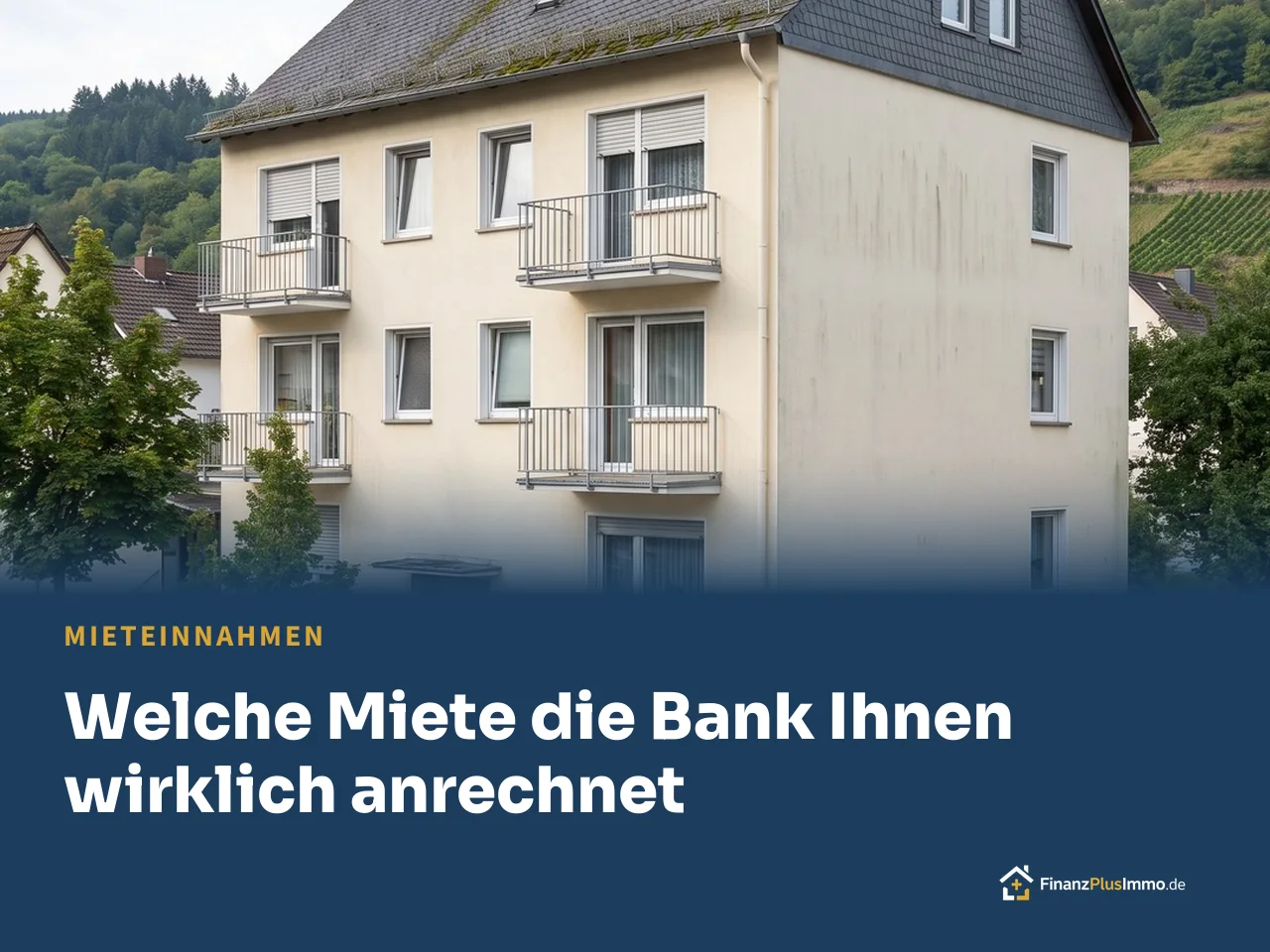 Mehrfamilienhaus mit Balkonen, Klingelanlage und Fahrrädern, darunter die Überschrift „Welche Miete die Bank Ihnen wirklich anrechnet“