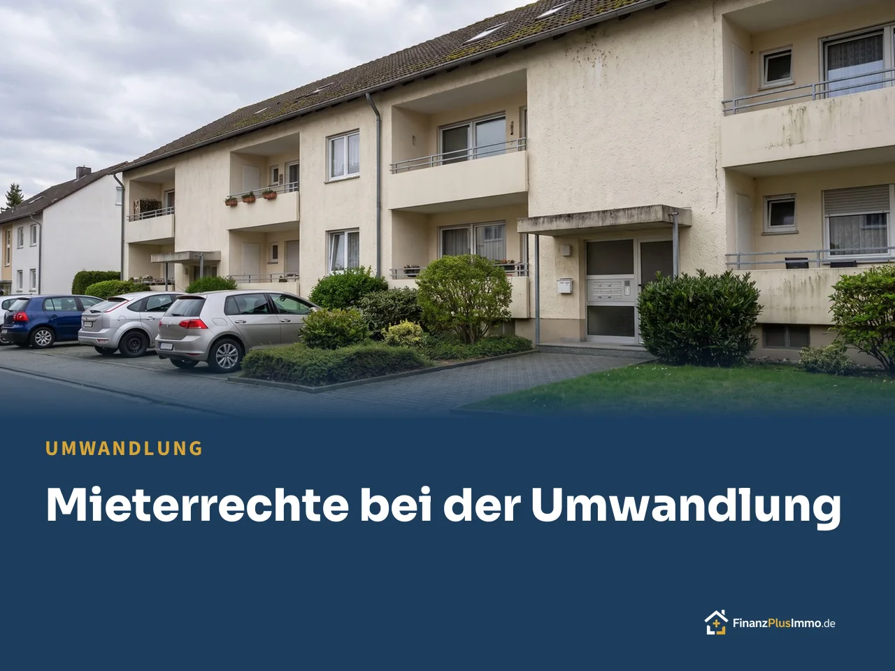 Bewohntes Mehrfamilienhaus aus den frühen Siebzigern mit Loggien, darunter die Überschrift „Mieterrechte bei der Umwandlung“