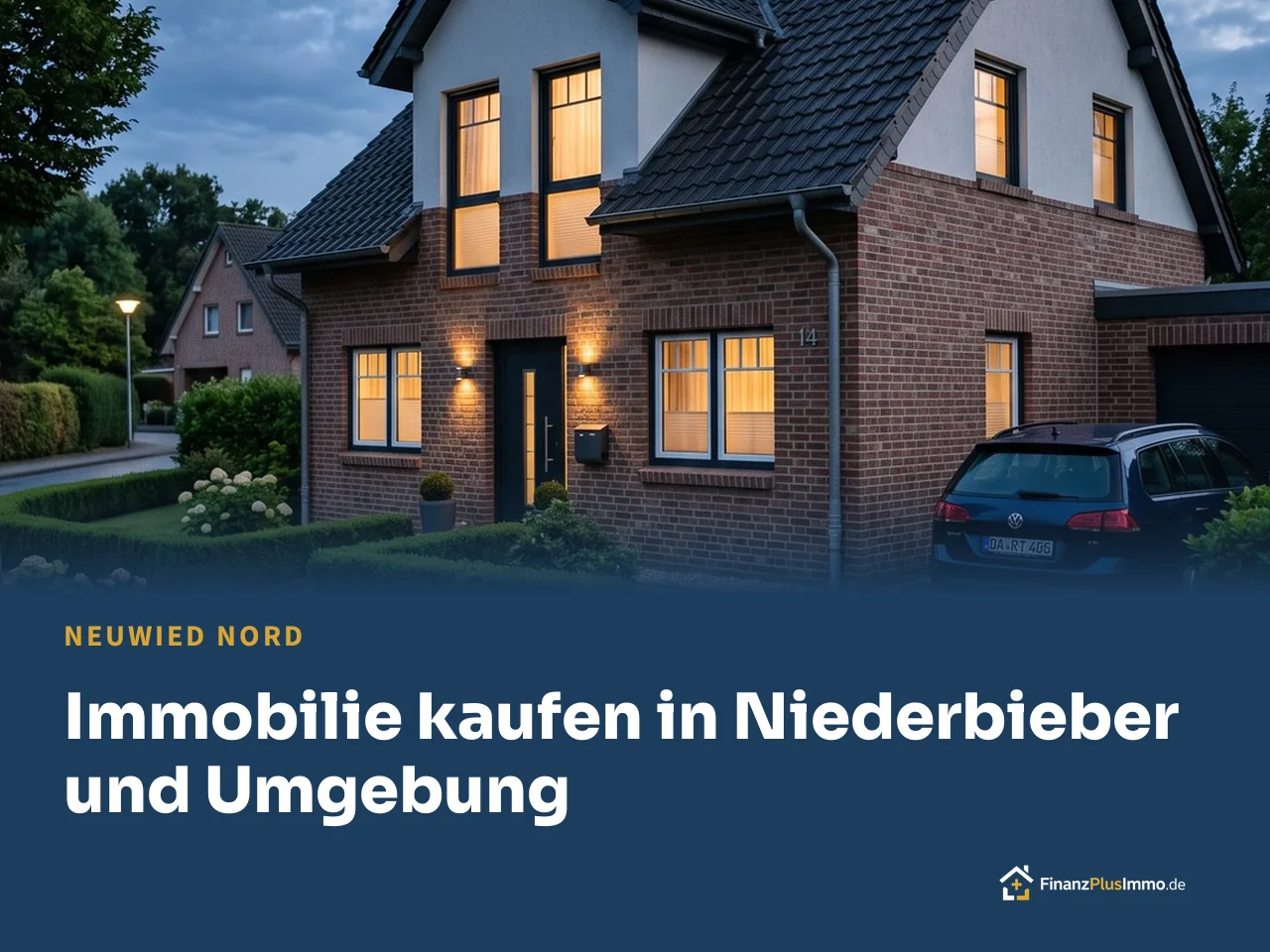 Klinkerhaus am Abend, Licht in den Fenstern, darunter die Überschrift „Immobilie kaufen in Niederbieber und Umgebung“