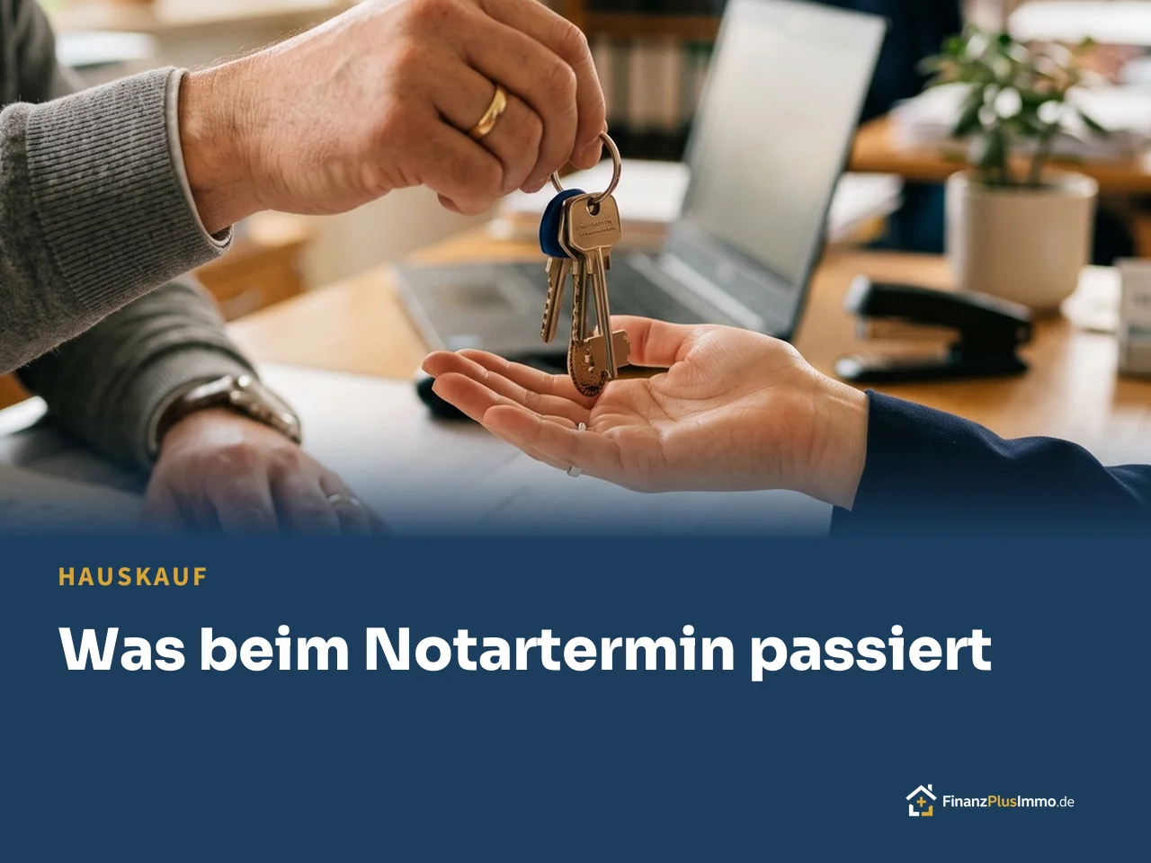 Hände übergeben einen Hausschlüssel über einem Vertrag, darunter die Überschrift „Was beim Notartermin passiert“