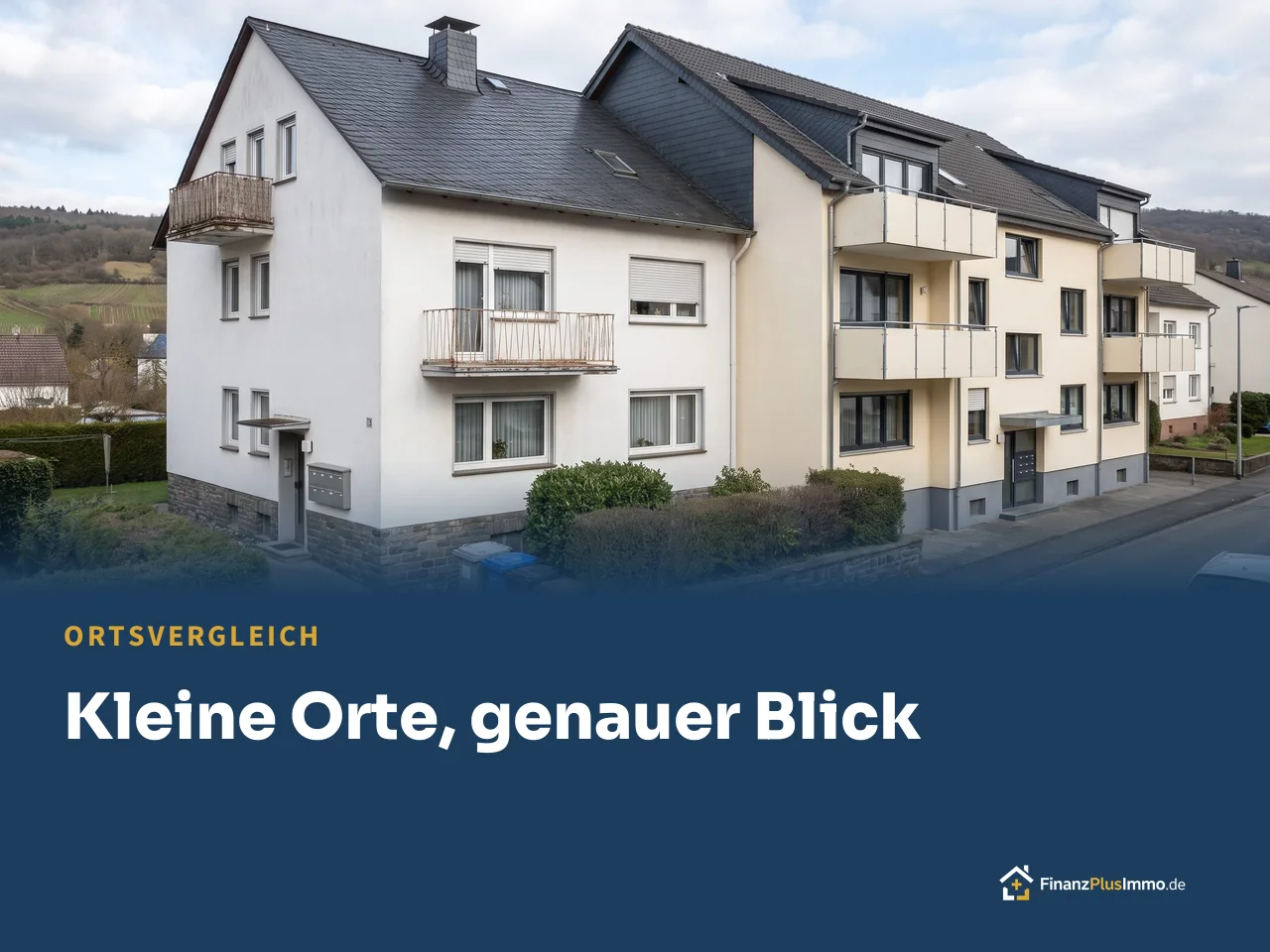 Zwei kleine Mehrfamilienhäuser nebeneinander in einer Wohnstraße, darunter die Überschrift „Kleine Orte, genauer Blick“