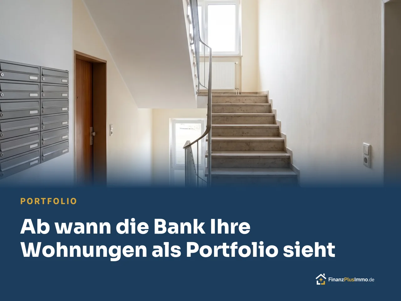 Leeres gepflegtes Treppenhaus mit Steintreppe und Briefkastenanlage, darunter die Überschrift „Ab wann die Bank Ihre Wohnungen als Portfolio sieht“