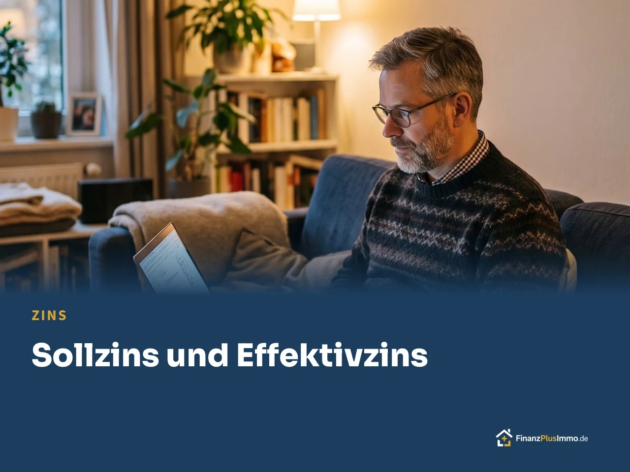 Mann auf dem Sofa vergleicht am Laptop, darunter die Überschrift „Sollzins und Effektivzins“