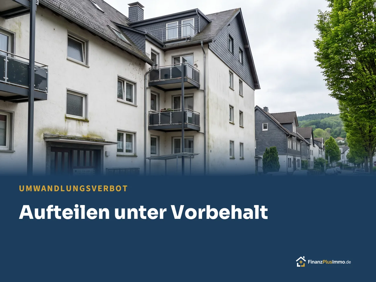 Mehrfamilienhaus der 60er mit Schieferdach und Balkonen, darunter die Überschrift „Aufteilen unter Vorbehalt“