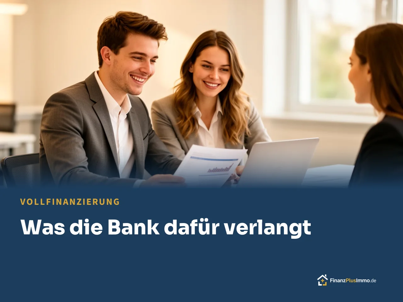 Junges Paar mit Unterlagen am Laptop im Beratungsgespräch, darunter die Überschrift „Was die Bank dafür verlangt“